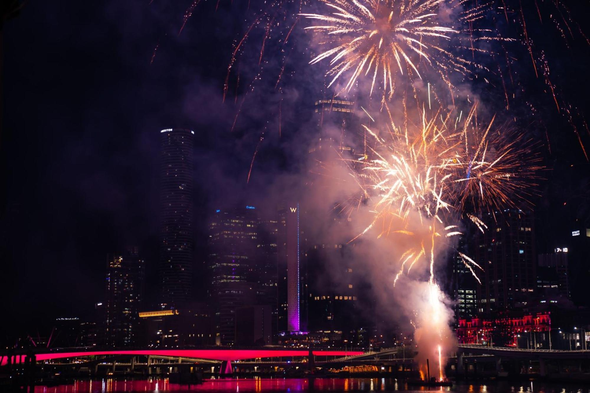 W Brisbane Hotel Bagian luar foto Fireworks at the 2011 New Year's Eve celebrations