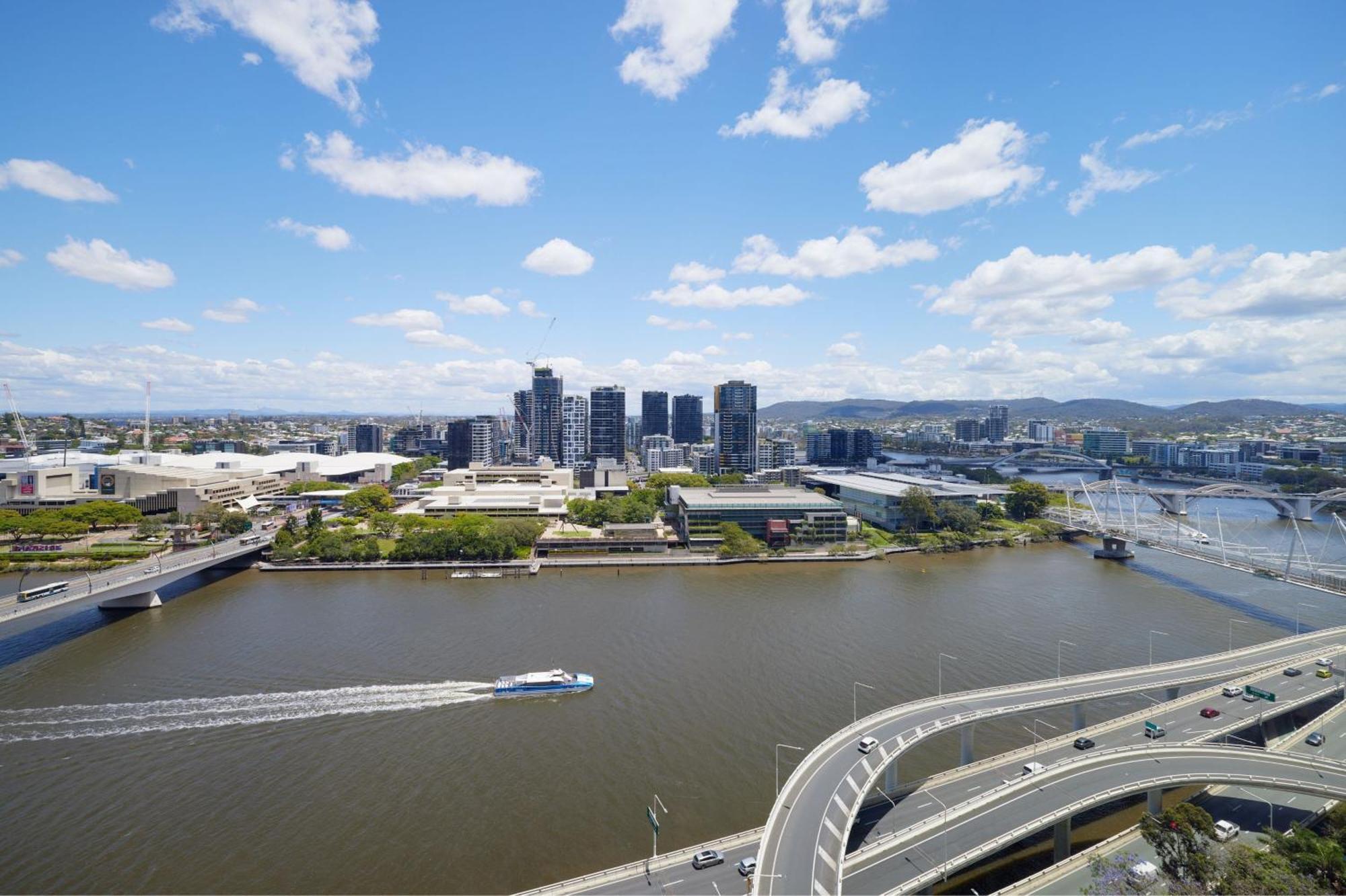W Brisbane Hotel Bagian luar foto Aerial view of the River City skyline