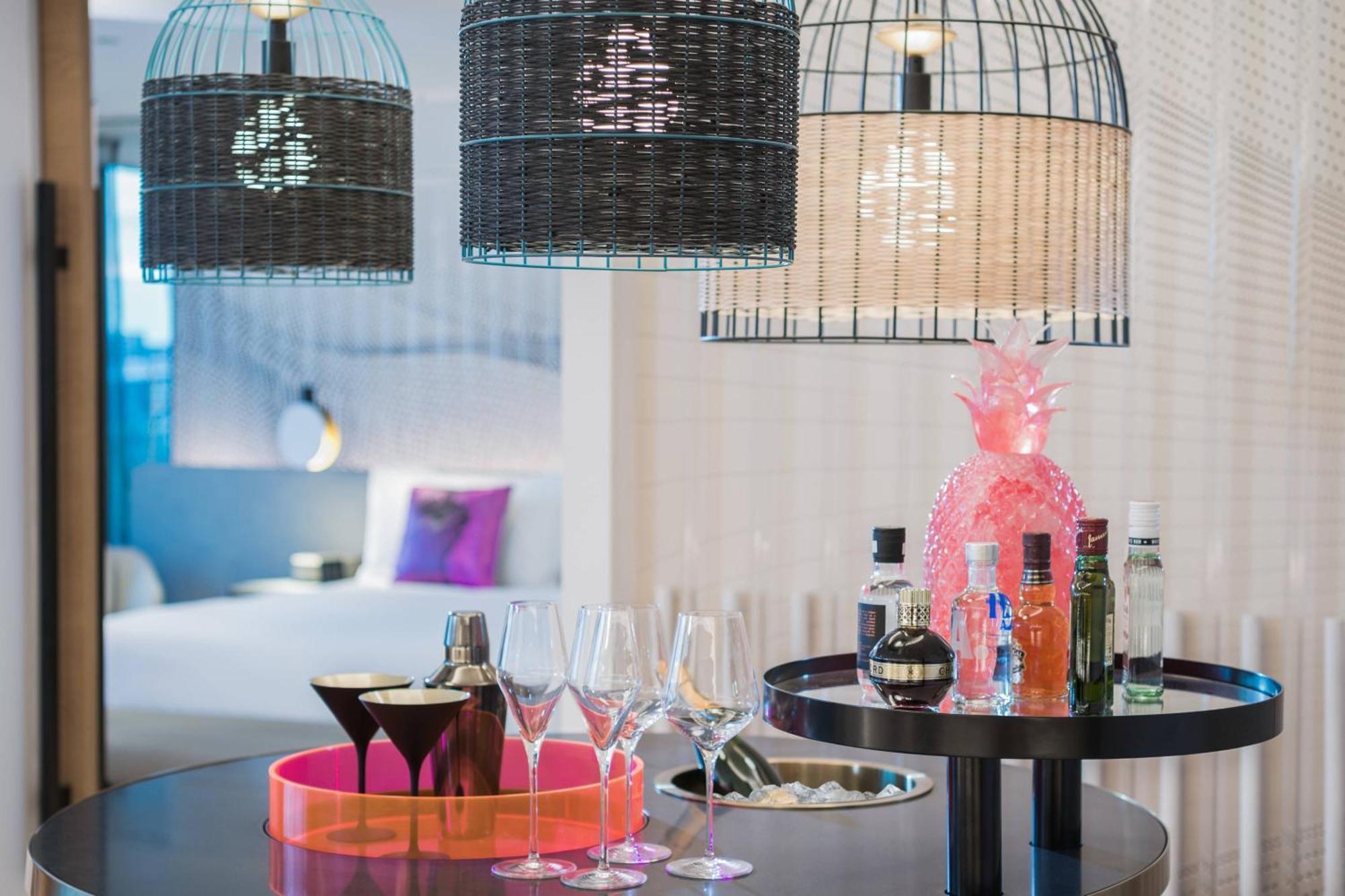 W Brisbane Hotel Bagian luar foto A bar in a hotel room