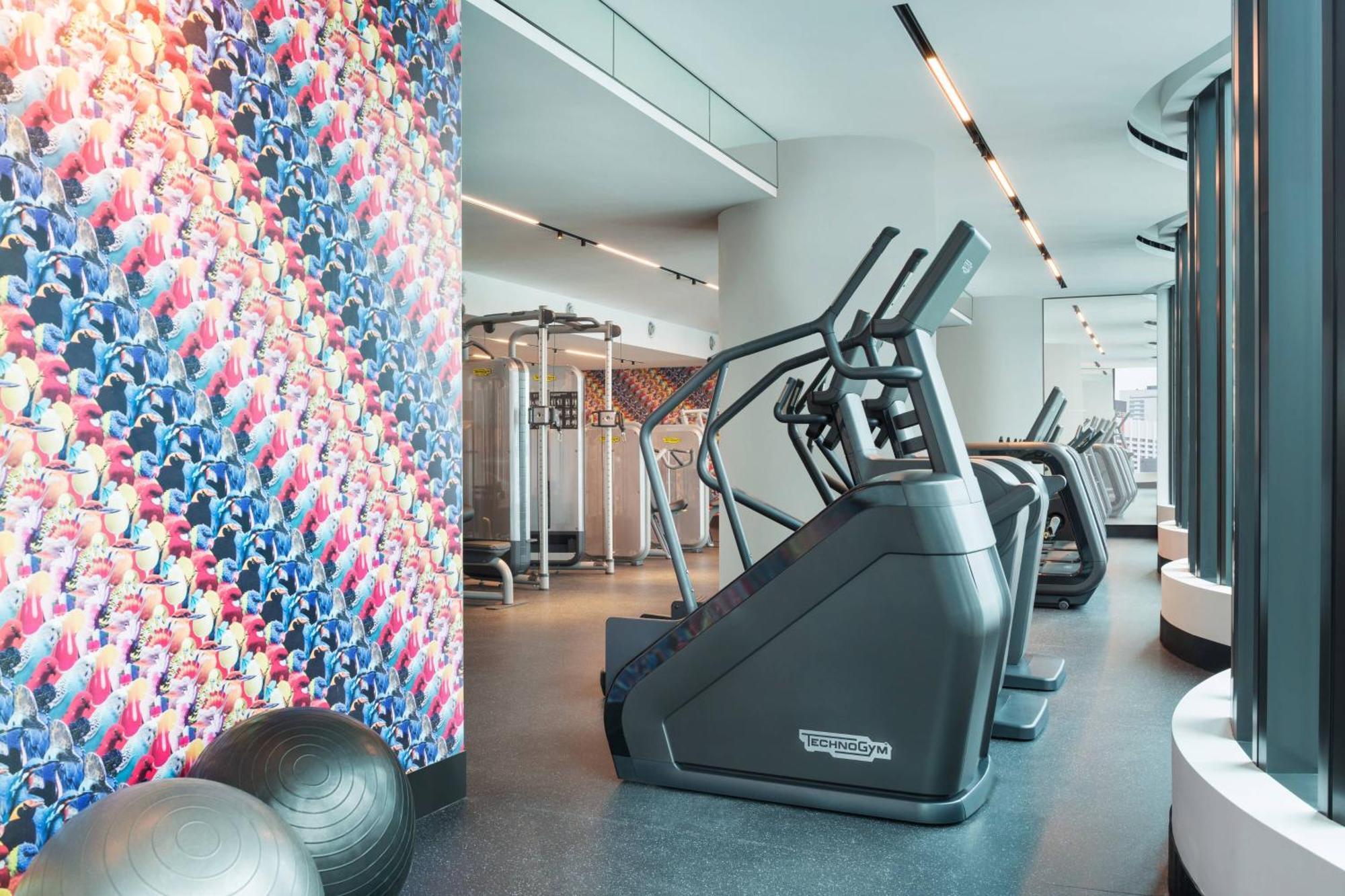 W Brisbane Hotel Bagian luar foto The gym at the 100 East 53rd Street building